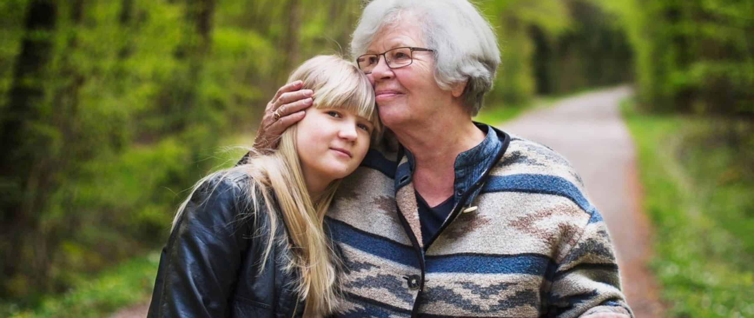 Isoäiti halaa lasta